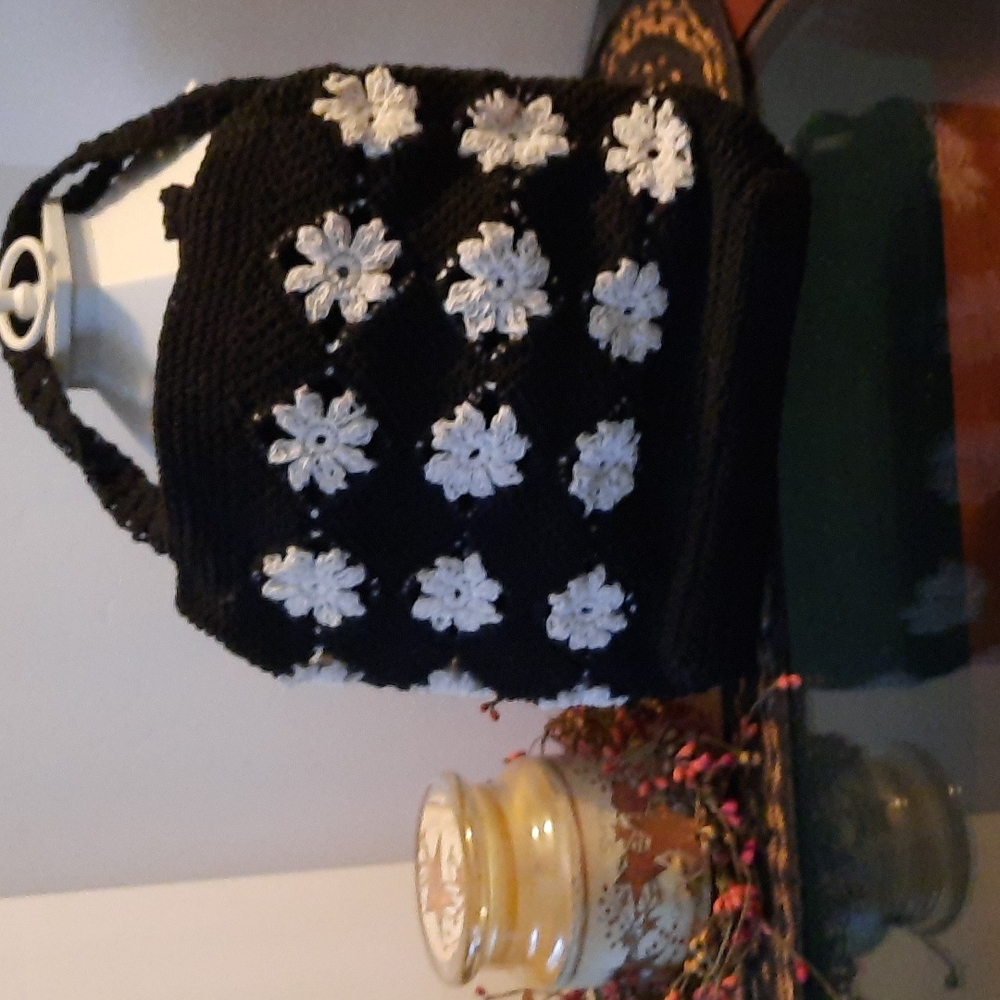 Handbag crocheted floral pattern. Over the shoulder strap. One Snap to close.